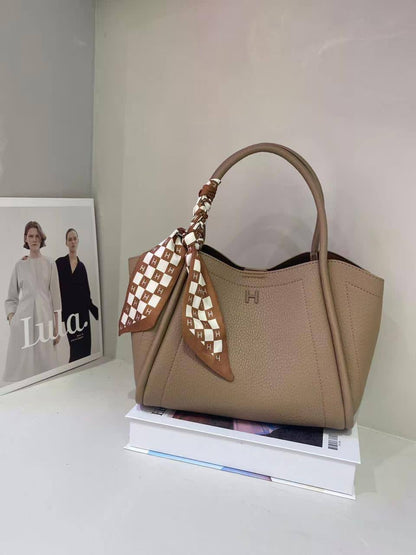 Hermes 

110 dhs💓
Size 26cm

Zain200
♥️♥️♥️