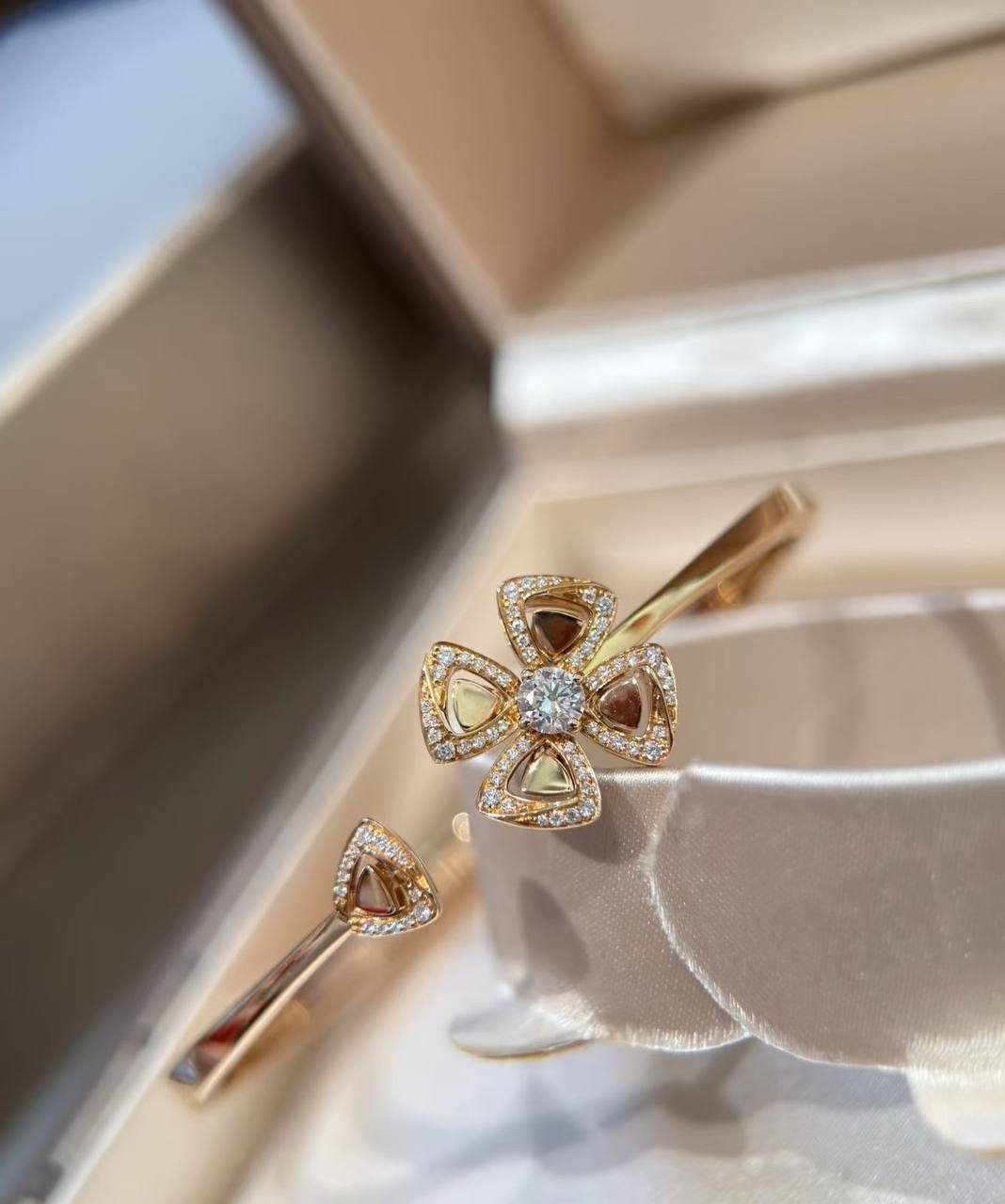 BVLGARI ❤️‍🔥*
Bangle 💥
Master quality 💯
With normal boxes 🗃️ 
65 dhs✅
With master box 📦 
110 dhs✅

Zain216
♥️♥️♥️