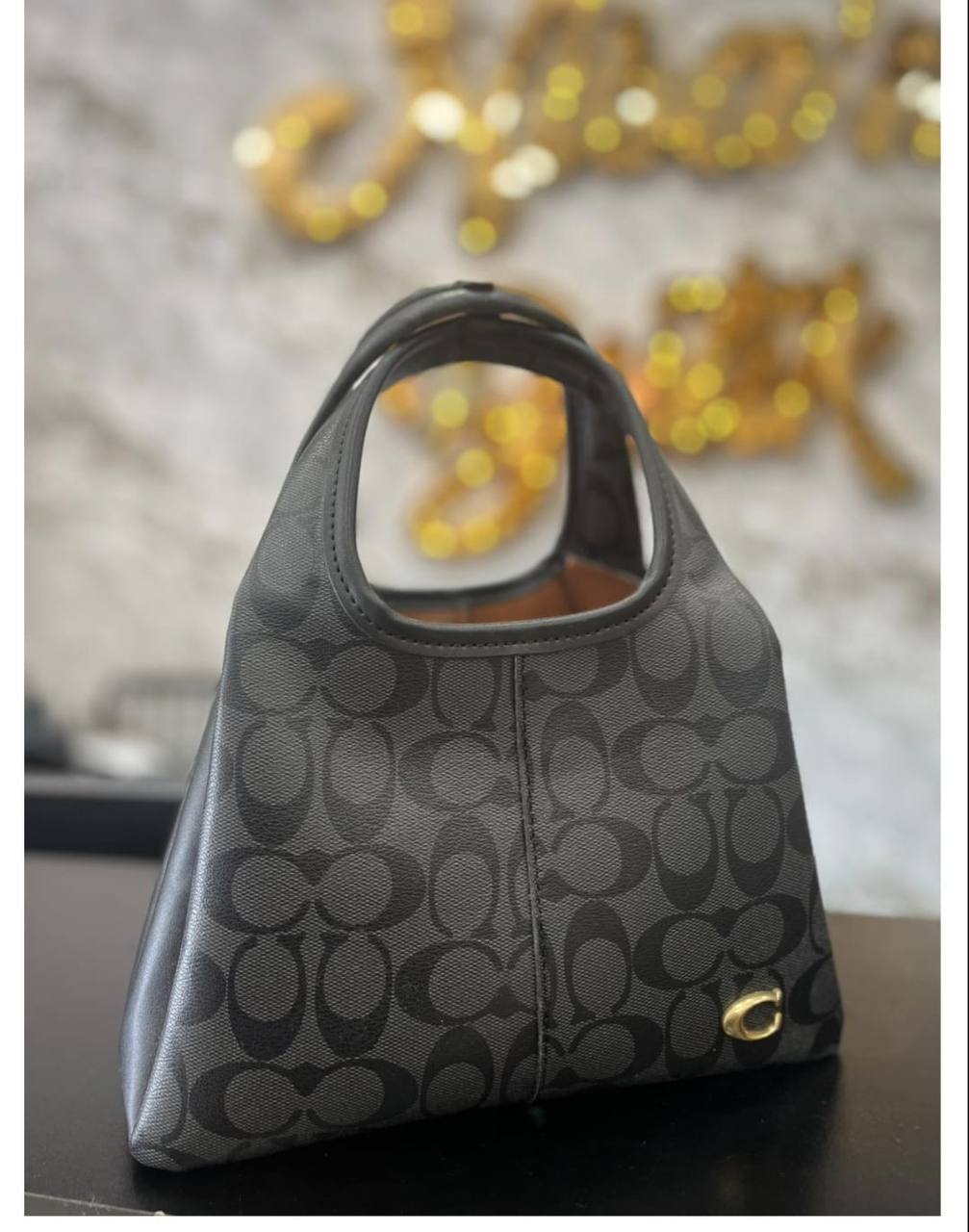 Coach

Good Quality 

With box🎁🎁🎁

100 dhs🌺

Zain143
♥️♥️♥️