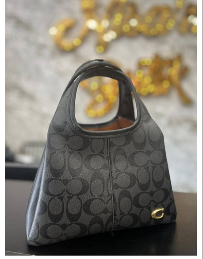 Coach

Good Quality 

With box🎁🎁🎁

100 dhs🌺

Zain143
♥️♥️♥️