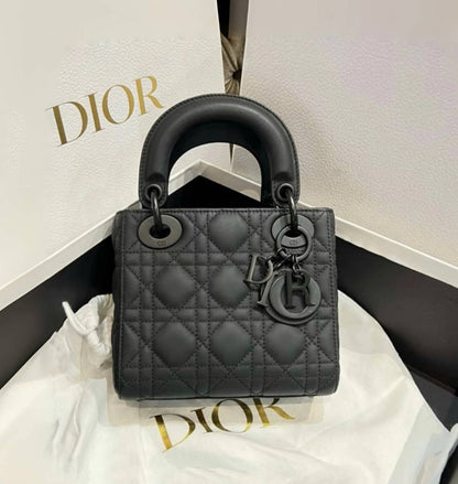 DIOR 
GOOD QUALITY
 WITH BOX 
🎁🎁🎁

120 dhs✅

Zain295
♥️♥️♥️
