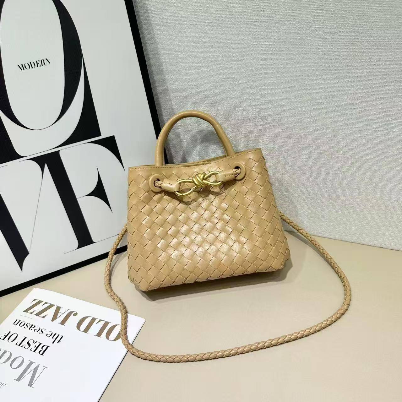 Bottega

withbox 
🎁🎁🎁
105 dhs🪙💕

Zain143
♥️♥️♥️