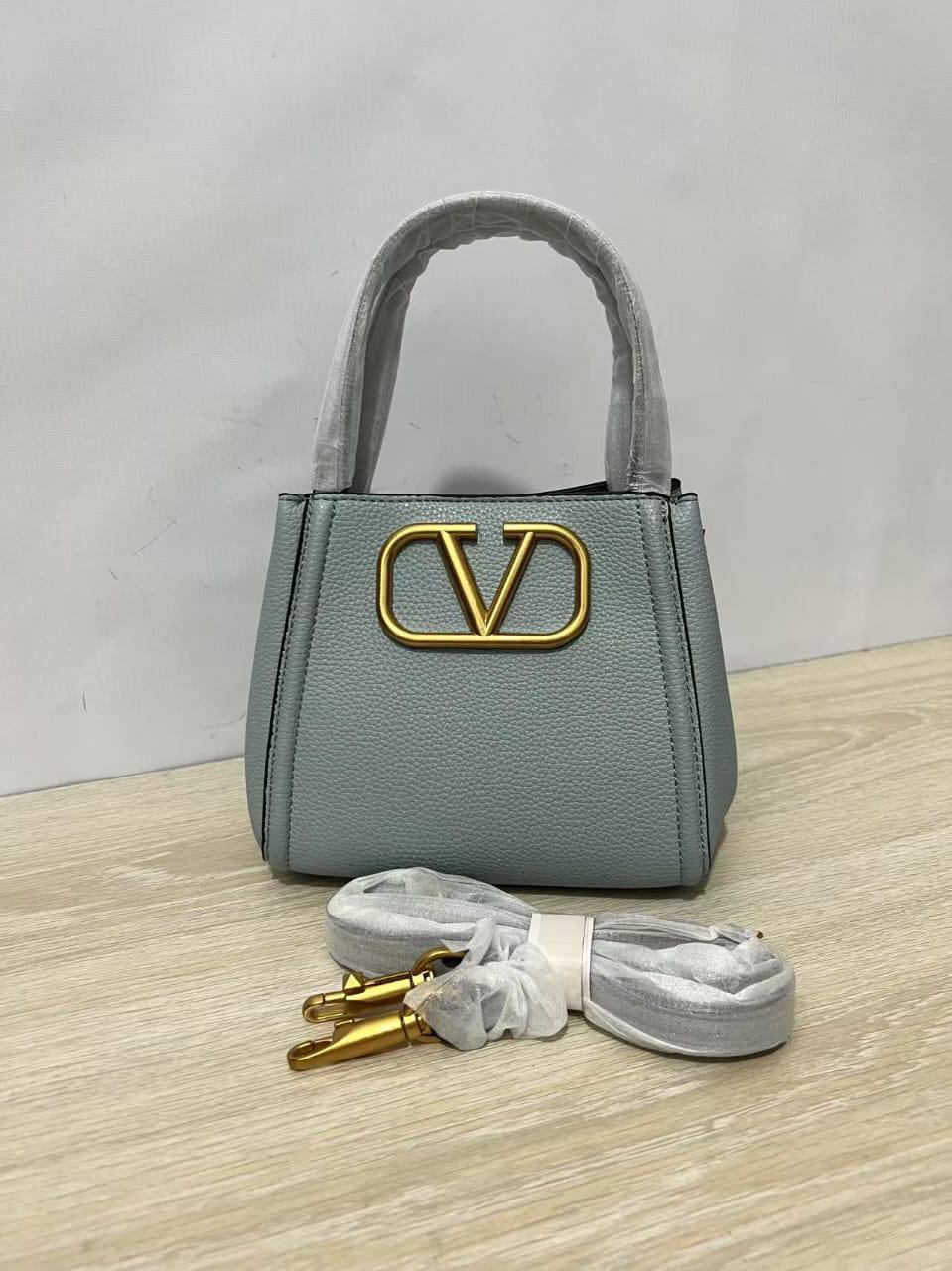 Valentino
90 dhs🇦🇪
size 22cm

Zain26
♥️♥️♥️