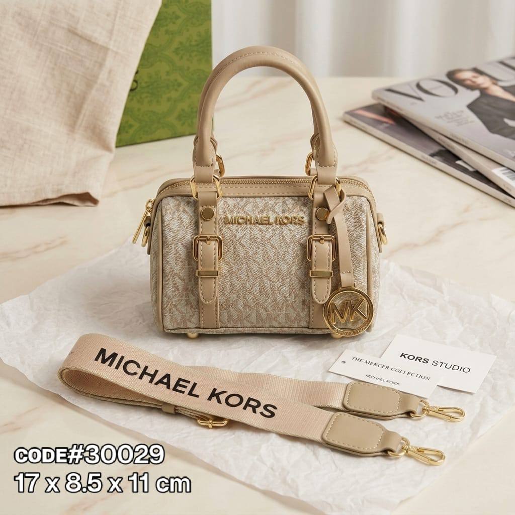 MK
sᴘᴇᴇᴅʏ ᴛᴏᴘ ʜᴀɴᴅʟᴇ
ᴄʀᴏss ʙᴏᴅʏ ʙᴀɢ
ᴡɪᴛʜ ʟᴏɢᴏ ᴄʜᴀʀᴍ ᴄʜᴀɪɴ
ɪᴛ ʜᴀs ʟᴏɴɢ ᴛʀɪᴍ sᴛʀᴀᴘ
ɢᴏʟᴅ ʜᴀʀᴅᴡᴀʀᴇ
sɪᴢᴇ : 17 cm

70 dhs🇦🇪🇦🇪

Zain31
♥️♥️♥️