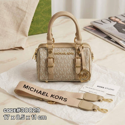 MK
sᴘᴇᴇᴅʏ ᴛᴏᴘ ʜᴀɴᴅʟᴇ
ᴄʀᴏss ʙᴏᴅʏ ʙᴀɢ
ᴡɪᴛʜ ʟᴏɢᴏ ᴄʜᴀʀᴍ ᴄʜᴀɪɴ
ɪᴛ ʜᴀs ʟᴏɴɢ ᴛʀɪᴍ sᴛʀᴀᴘ
ɢᴏʟᴅ ʜᴀʀᴅᴡᴀʀᴇ
sɪᴢᴇ : 17 cm

70 dhs🇦🇪🇦🇪

Zain31
♥️♥️♥️