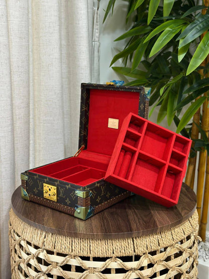 BRAND- LOUIS VUITTON 
*❗️JEWELLERY BOX❗*
*SUPER MASTER QUALITY ❗*
950 dhs✅
*WITH  PAPERBAG❗*

Zain267
♥️♥️♥️