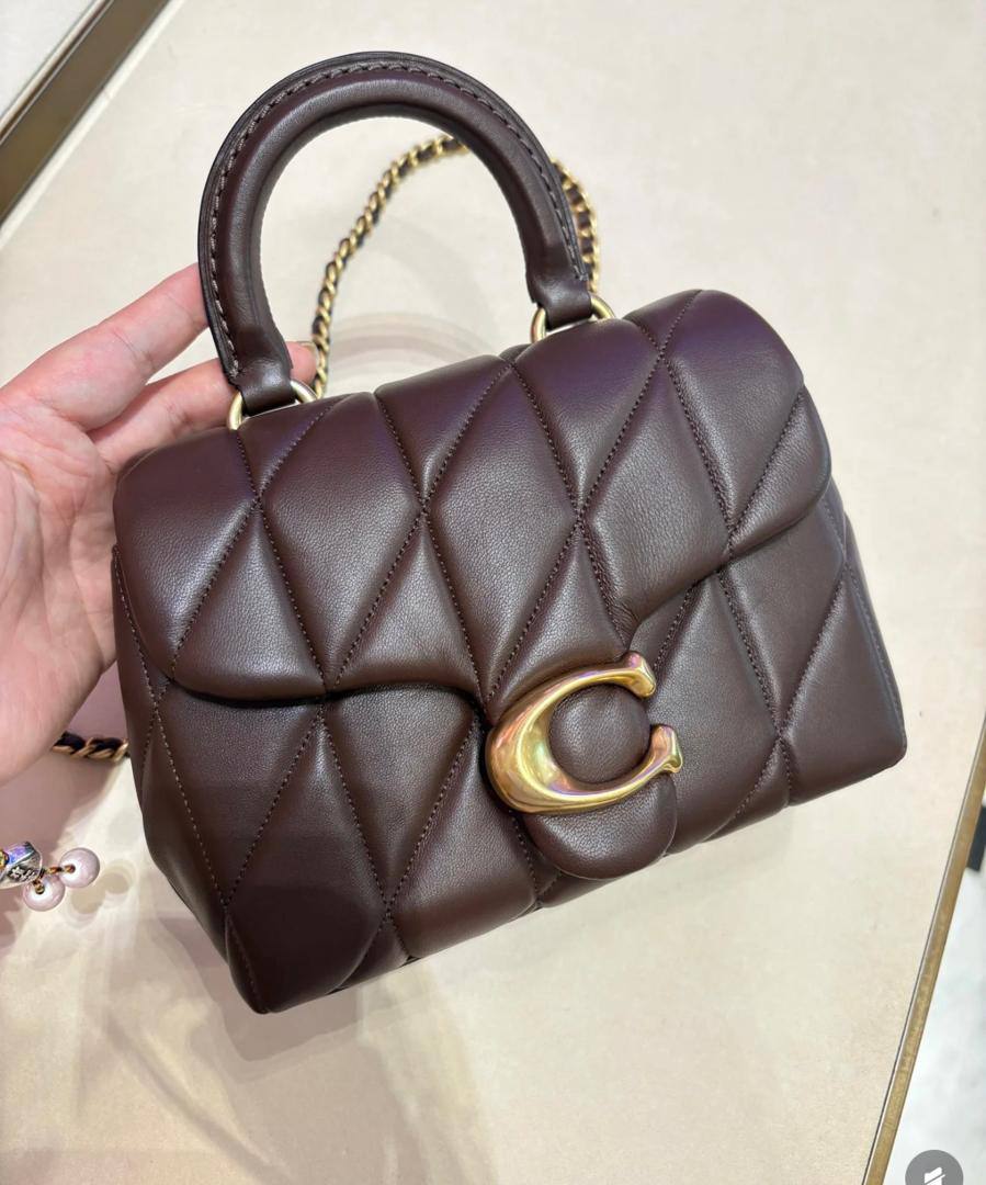 Coach
95 dhs✅

with box
🎁🎁🎁

size 20cm

Zain26
♥️♥️♥️