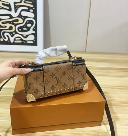 LV 
COPY ONE NEW CAME WITH BOX 
210 dhs🇦🇪🇦🇪

Zain295
♥️♥️♥️