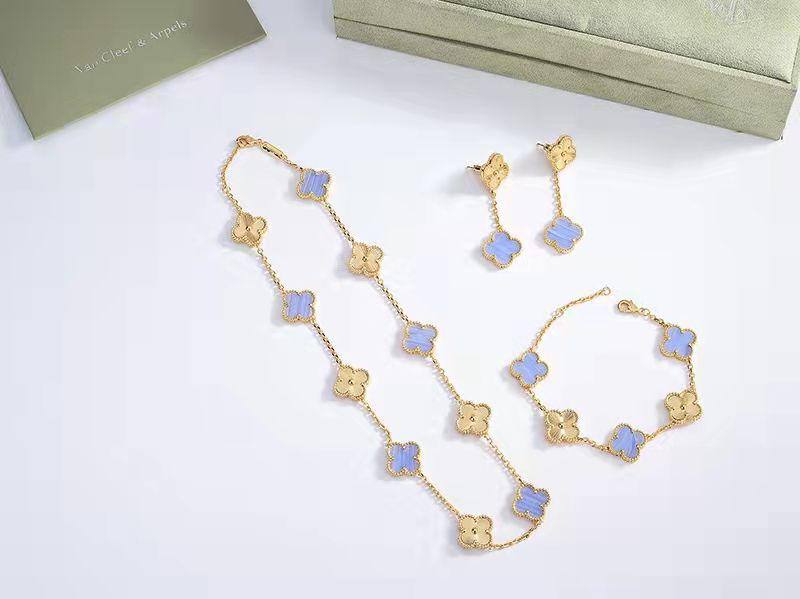 VCA
MASTER SET ✨💫
NECKLACE BRACELET EARRINGS 
WITH GOOD BOX AND PAPER BAG🛍️🎁 
250 DHS🇦🇪

Zain89
♥️♥️♥️