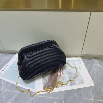 Ladies clutch bag 
90 dhs💓
size 26 cm

Zain161
♥️♥️♥️