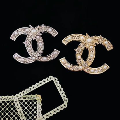 BROOCH🦋*
Good quality 🍁
With black boxes 📦 
20 dhs💓

With normal box 🗃️ 
And paper bag 🛍️
35 dhs💓

Zain216
♥️♥️♥️