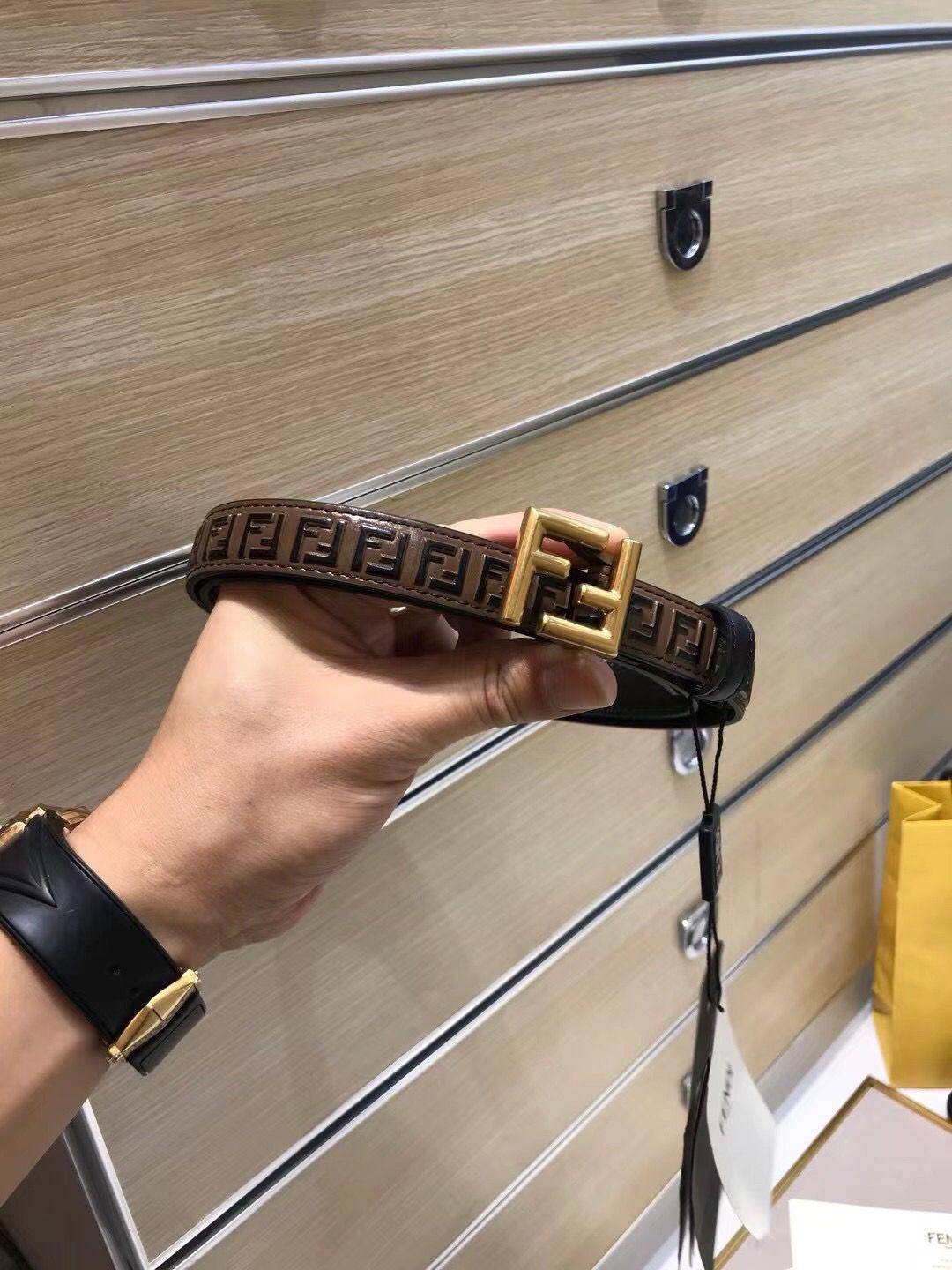 Fendi
2 cm

280 dhs🇦🇪🇦🇪🇦🇪

Zain164
♥️♥️♥️