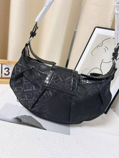 Balenciaga
32*23*7 cm
85 dhs🪙🌨️

Zain17
♥️♥️♥️