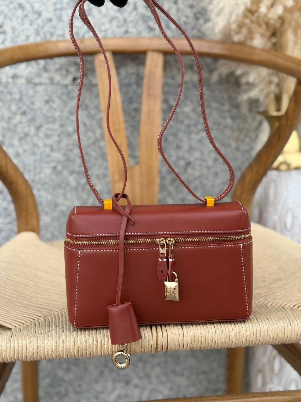 LORO PIANA
21cm
340 dhs🇦🇪
Top quality 
With box🎁

Zain167
♥️♥️♥️