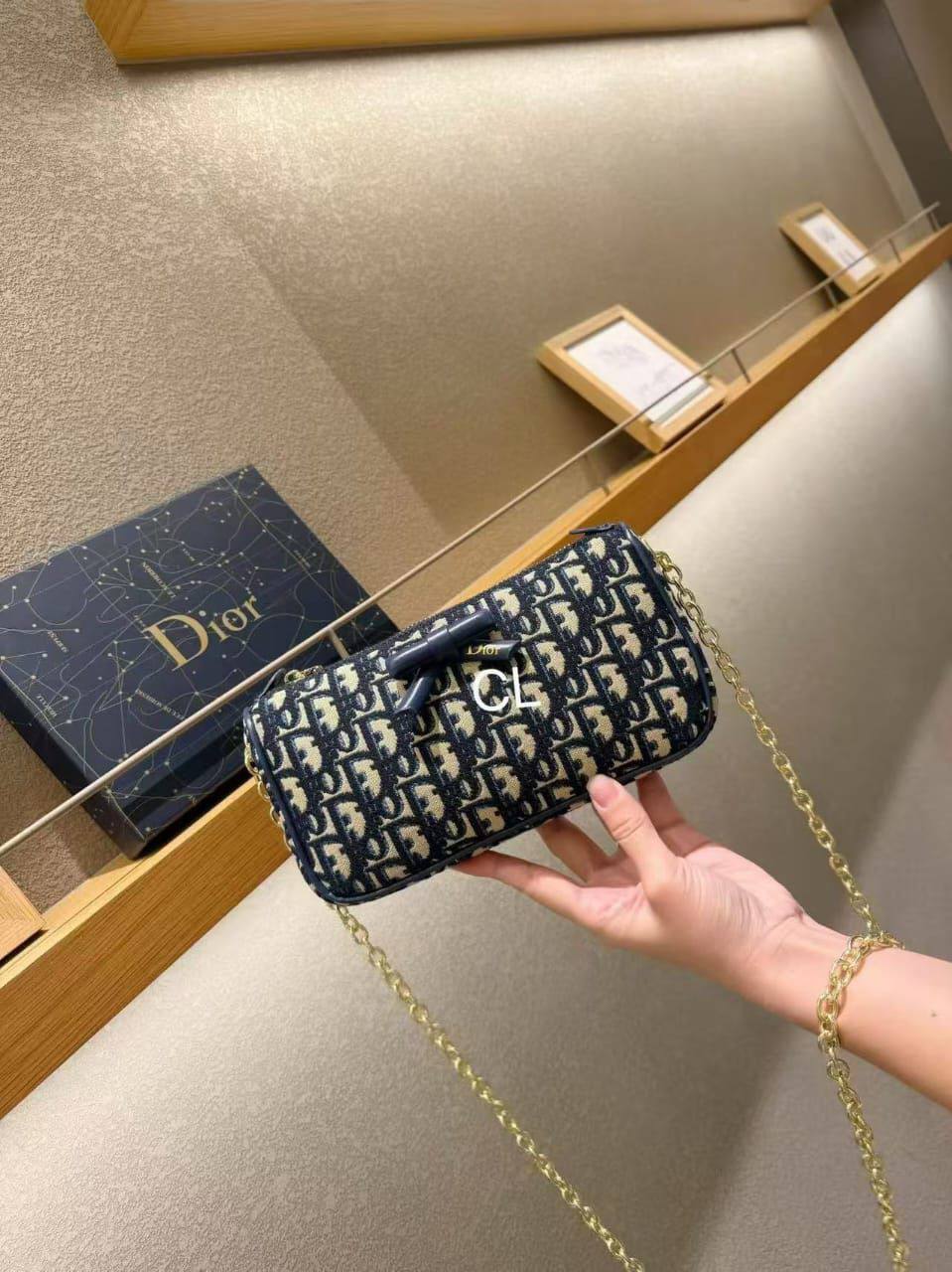 Dior
Best quality
With box’s
🎁🎁🎁

120 dhs✅
size 23cm

Zain158
♥️♥️♥️