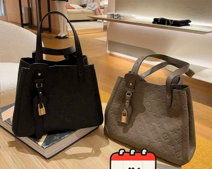 LV

100 dhs💓

GOOD-quality 

with box🎁🎁🎁

Zain35
♥️♥️♥️