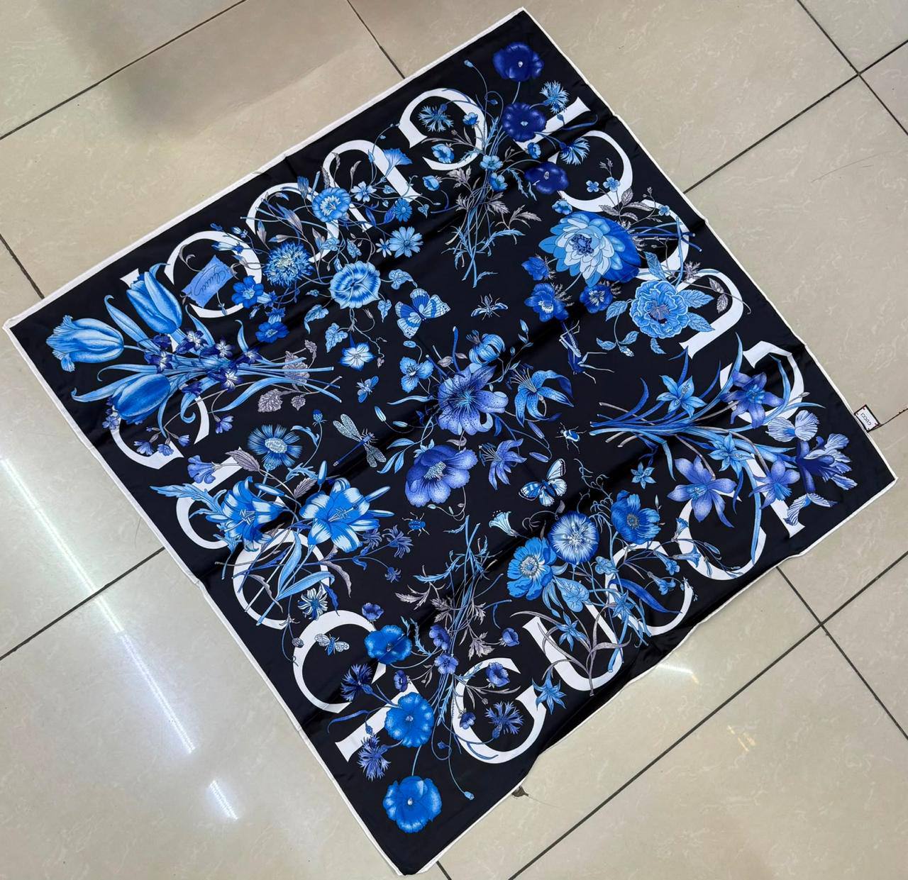 Silk square scarf 
40 dhs🇦🇪🇦🇪
Size 90*90

Zain93
♥️♥️♥️