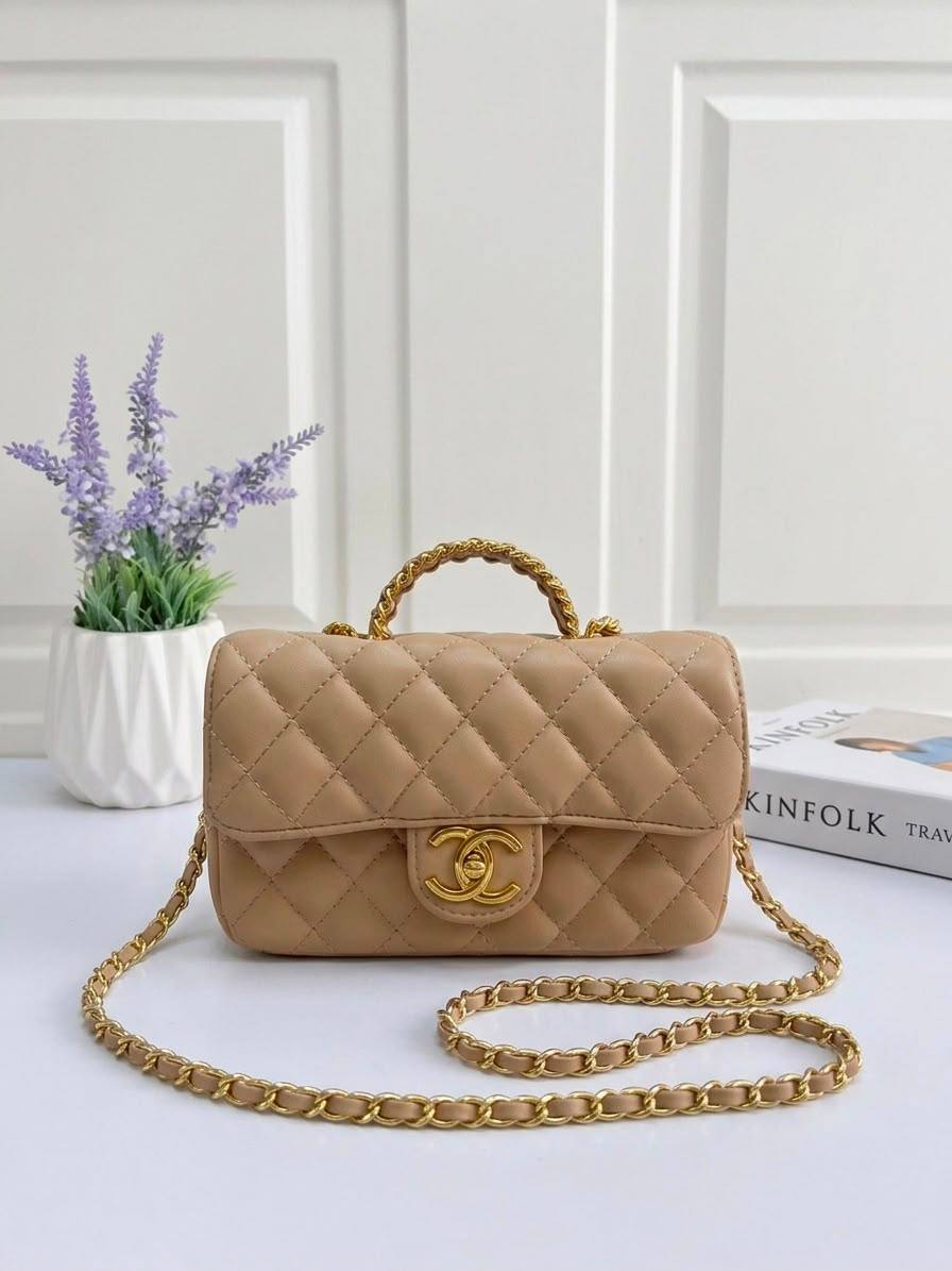 Chanel
120 dhs✅ 
With Box

Zain50
♥️♥️♥️