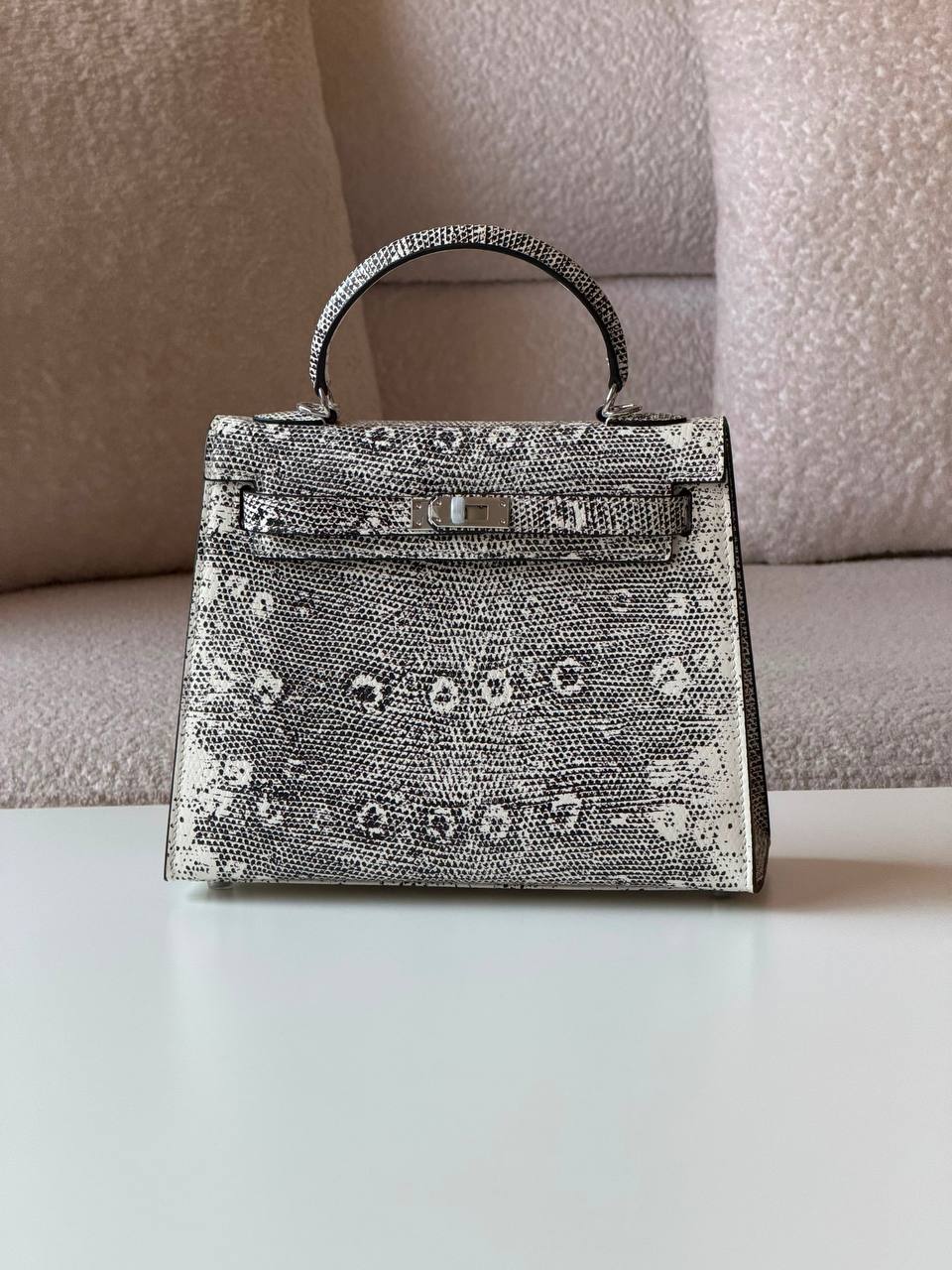 Hermes kelly lizard 25cm💕master quality😍with box❤️
440 dhs✅

Zain52
♥️♥️♥️