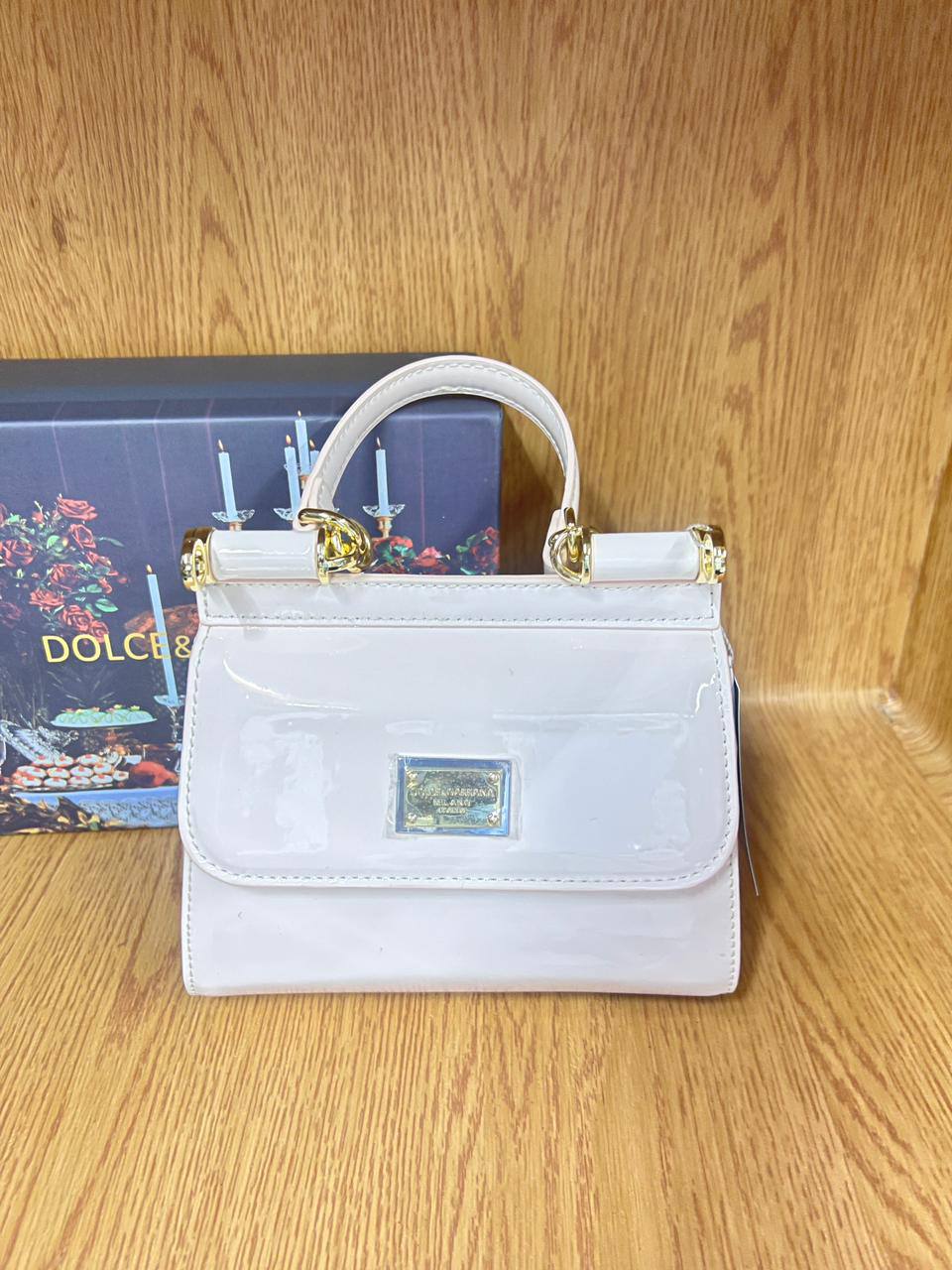 D&G
With box 
100 dhs✅

Zain136
♥️♥️♥️