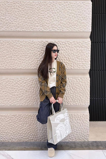 BURBERRY
 GOOD QUALITY 
110 dhs💛

Zain17
♥️♥️♥️