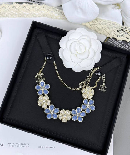 CHANEL ❤️‍🔥*
Necklace 🦋
Earring🍁
Master quality 💯
With normal boxes 📦 
220 dhs💓
With master box 🗃️ 
250 dhs💓

Zain216
♥️♥️♥️