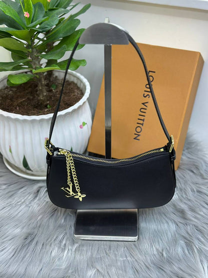LV
SIZE  ……… 24CM🥰
85 dhs🪙🌨️

with BOX🌷
🎁🎁🎁

Zain244
♥️♥️♥️