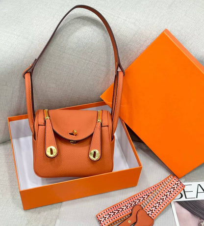 Hermes
LINDY 
GOOD QUALITY WITH BOX 
120 dhs💓

Zain39
♥️♥️♥️