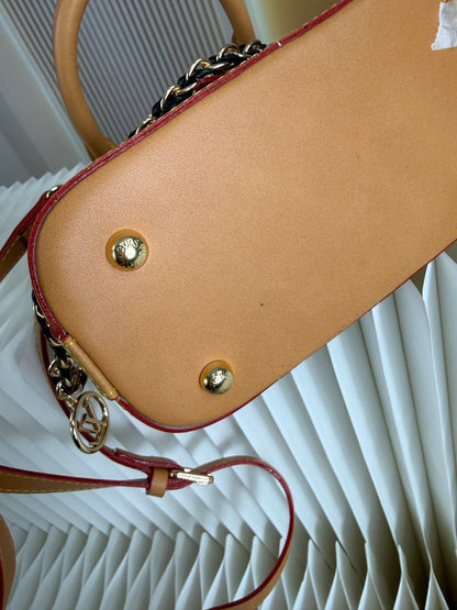 LV
110 dhs✅

with box
🎁🎁🎁

size 20×10×13cm

Zain42
♥️♥️♥️