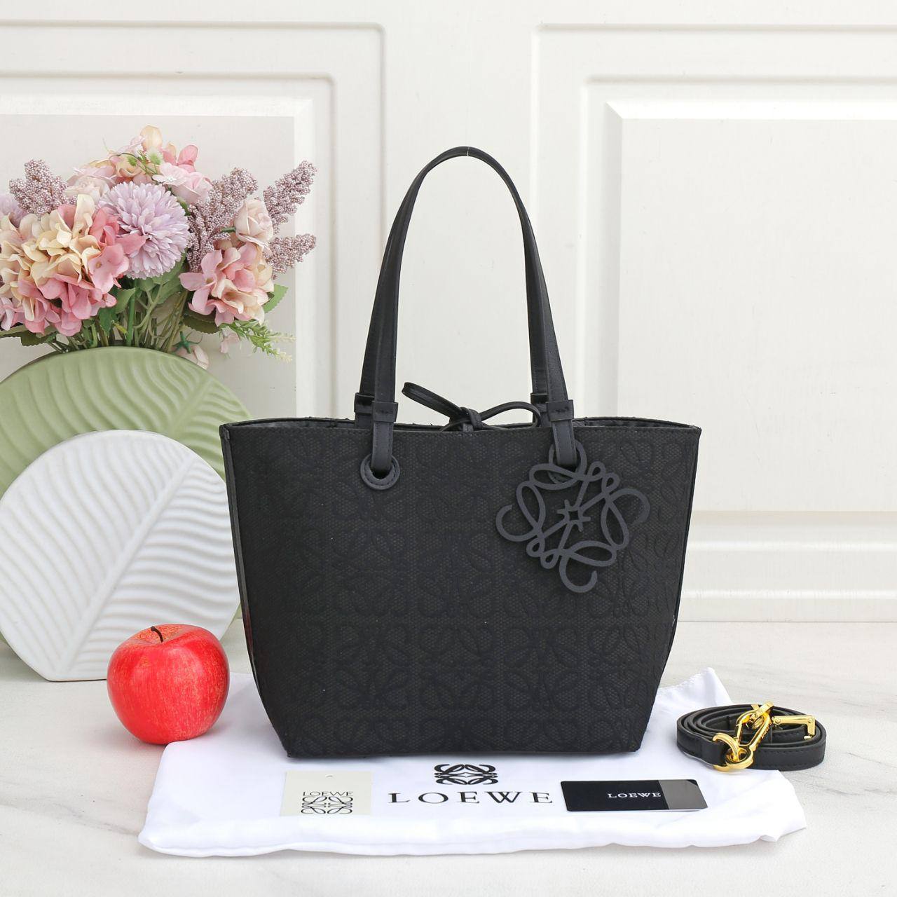 🌹 Loewe Tote
1⃣️First quality 
Size: 38 * 24.5 cm
95 dhs🇦🇪

Zain115
♥️♥️♥️