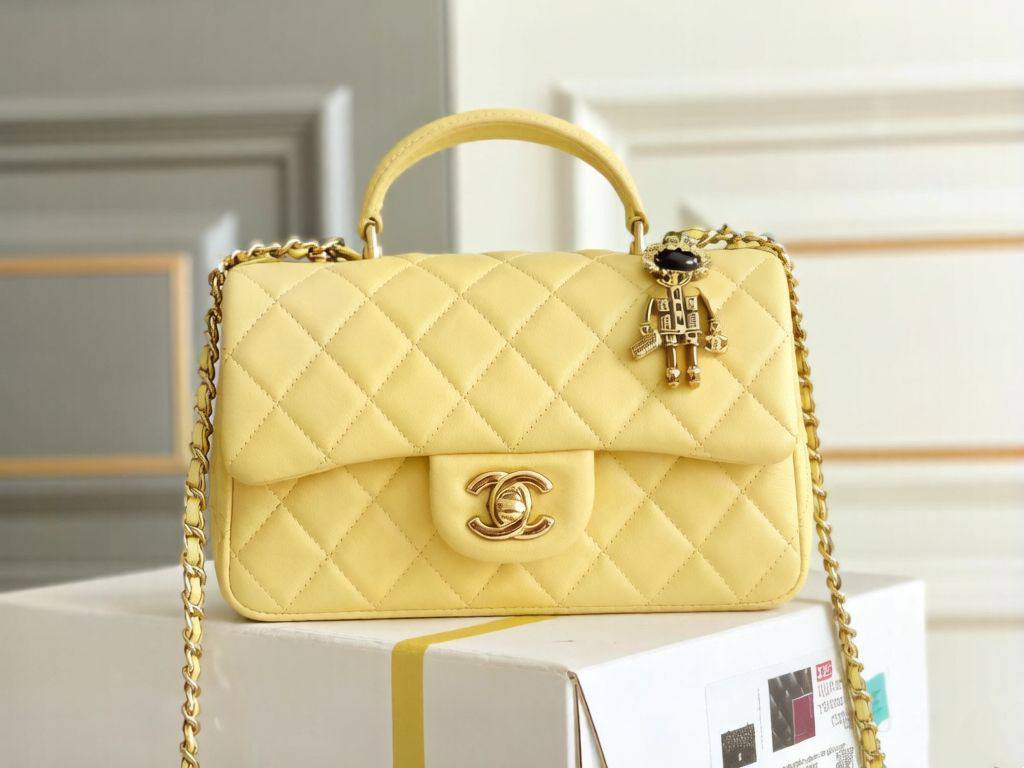 CHANEL 
NEW CAME HIGH QUALITY  

WITH BOX 
🎁🎁🎁

115 dhs💓
20cm

Zain39
♥️♥️♥️
