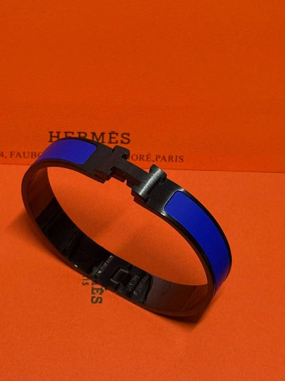 Hermes ❤️‍🔥*
Bangle ✨
Master quality 💯
Size 17,19,21
With normal boxes 📦 
55 dhs💓
With master box 🗃️ 
65 dhs💓

Zain216
♥️♥️♥️