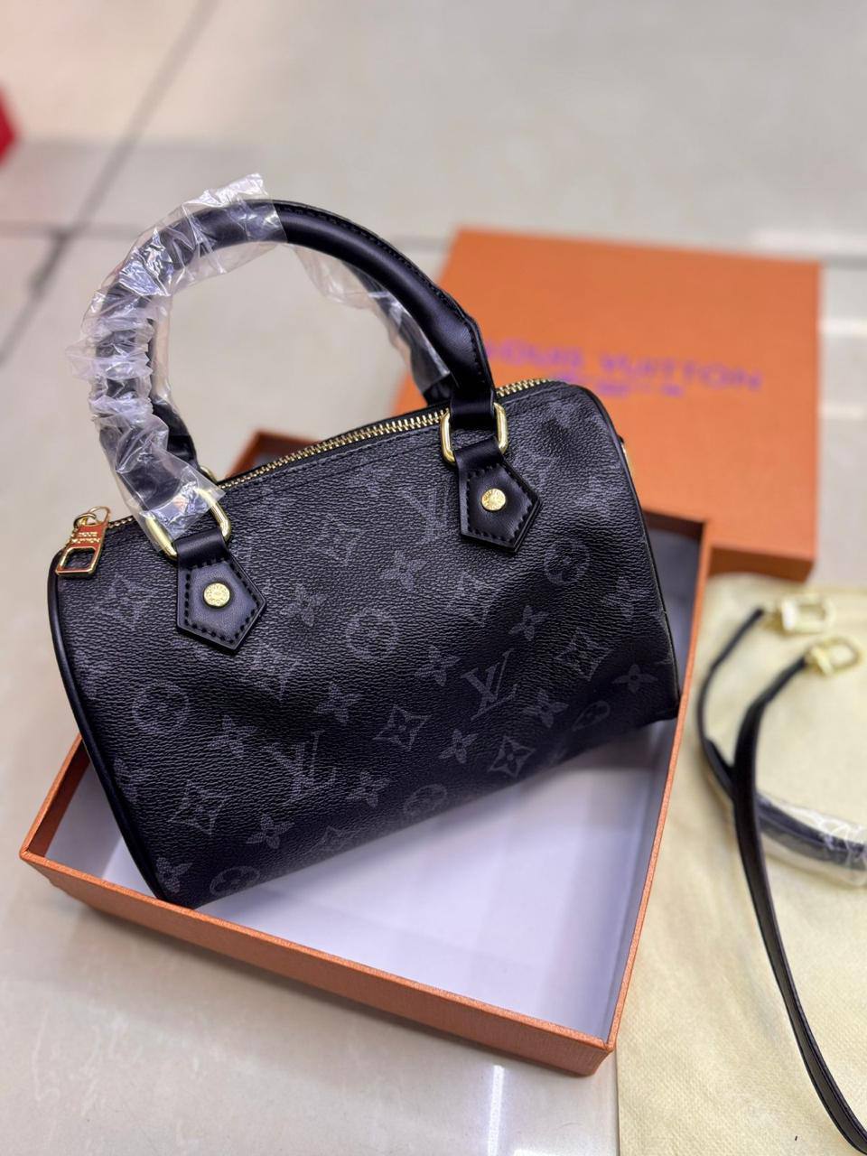💎 LV Speedy
High quality +🎁
Size : 22 * 15 cm
85 dhs❣️
with box🎁

Zain115
♥️♥️♥️