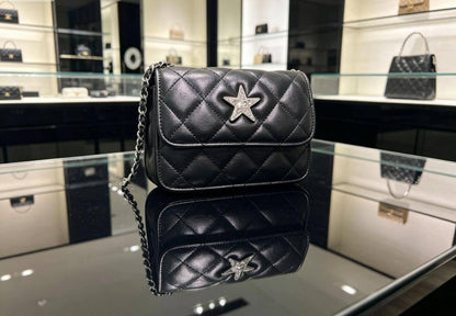 Chanel
105 dhs✅

with box
🎁🎁🎁

Size:16*12*6

Zain07
♥️♥️♥️