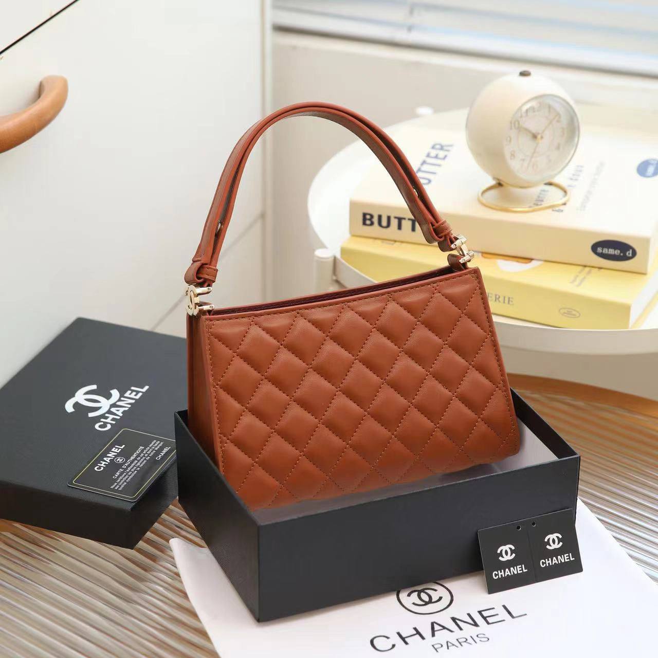CHANEL 

SIZE  ……… 23  CM 🥰

90 dhs✅


with BOX🌷
🎁🎁🎁

Zain244
♥️♥️♥️