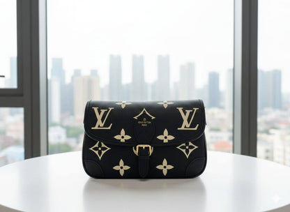 LV
ᴅɪᴀɴᴇ ᴍᴏɴᴏɢʀᴀᴍ
ɢᴀᴍᴏsᴀ ᴍᴀᴛᴇʀɪᴀʟ ɪɴsɪᴅᴇ
ɢᴏʟᴅ ʜᴀʀᴅᴡᴀʀᴇ
ᴡɪᴛʜ ʟᴏɴɢ sᴛʀᴀᴘ
sɪᴢᴇ: 24ᴄᴍ

ᴡɪᴛʜ BOX
🎁🎁🎁

105 dhs🪙🌺

Zain31
♥️♥️♥️
