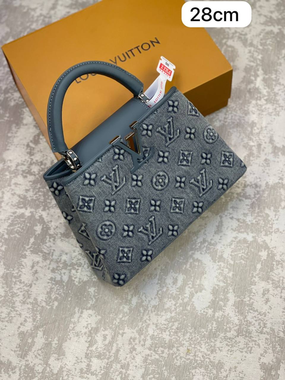 LV copy 1
Size 21cm 260 dhs✅ 
Size 28cm 270 dhs✅

Zain175
♥️♥️♥️