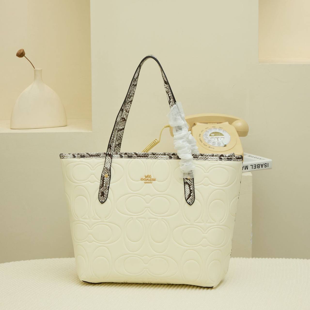 Goyard ᴍɪɴɪ ᴛᴏᴛᴇ
ʜᴀɴᴅʙᴀɢ/ᴘᴏᴜᴄʜ
ɴᴏ ʙᴏx 
ʟᴇᴀᴛʜᴇʀ
size:20ᴄᴍ
75 dhs🇦🇪

Zain56
♥️♥️♥️
