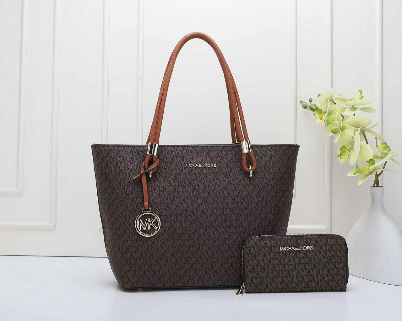 MK 
NEW CAME GOOD QUALITY 
105 dhs👑
SIZE : 32cm

Zain39
♥️♥️♥️