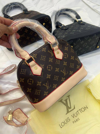LV
With box 
🎁🎁🎁

85 dhs🪙🌨️
Size 20×11×16cm

Zain136
♥️♥️♥️