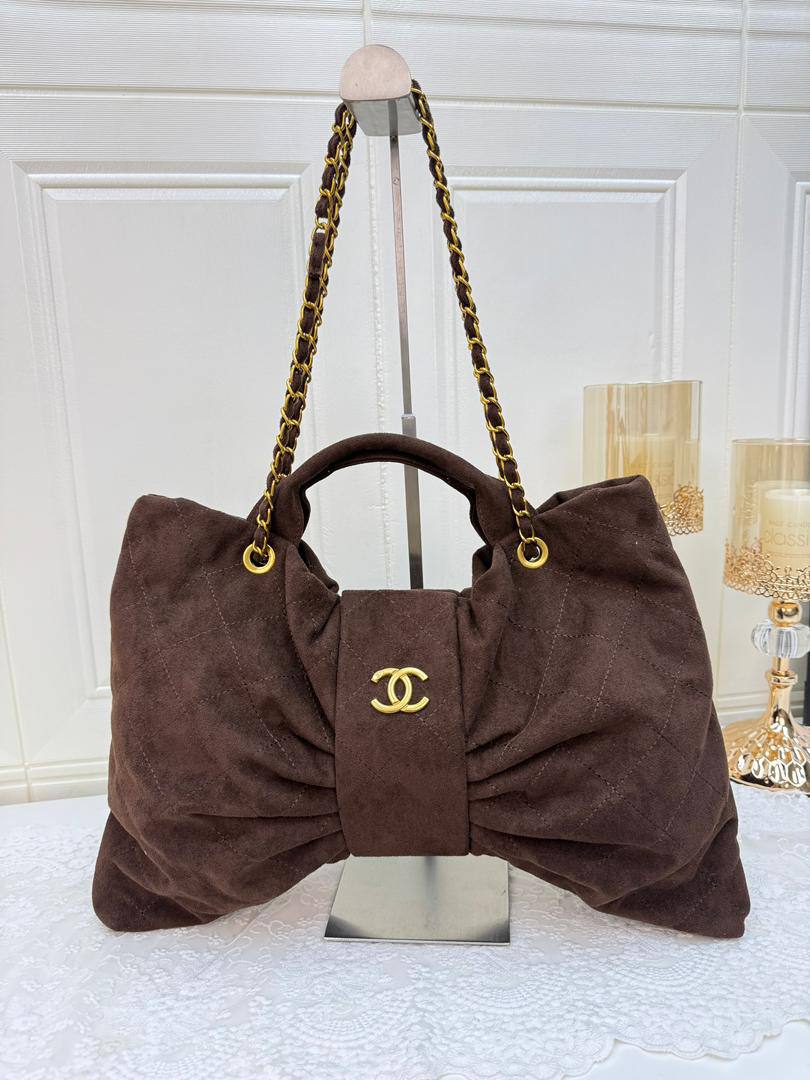 Chanel
95 dhs🌺
size 43×4×32cm

Zain42
♥️♥️♥️