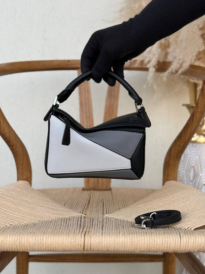LOEWE

18cm

340 dhs🪙🌨️
Top quality 

With box🎁

Zain167
♥️♥️♥️
