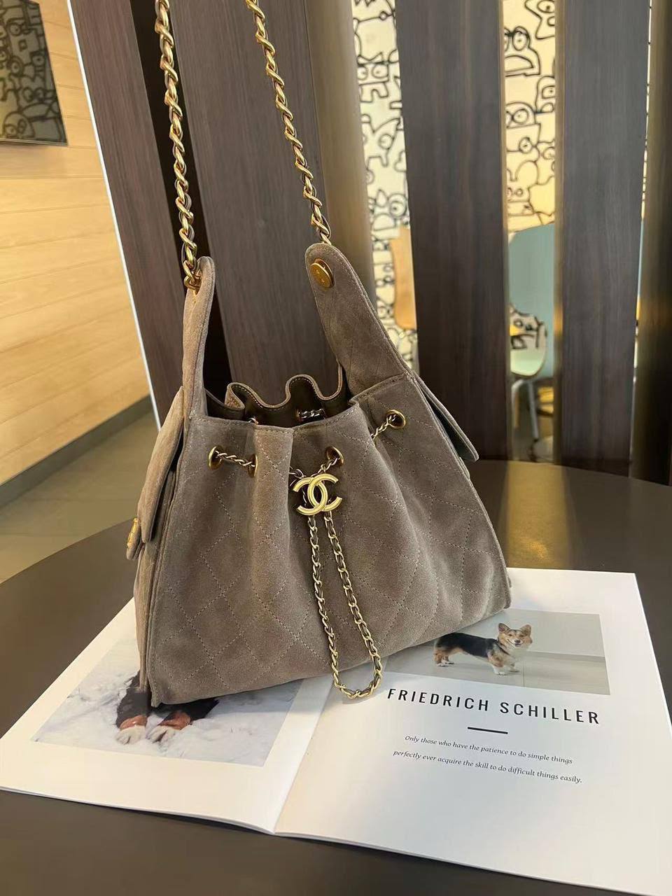 Chanel

Suede material

370 dhs🇦🇪🇦🇪

Zain297
♥️♥️♥️