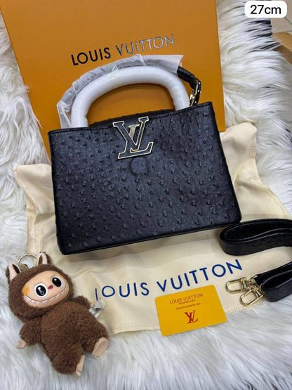 LV Capitalcines 

Finish quality +box🎁

Size : 27 * 19 cm
95 dhs🇦🇪🇦🇪

 with box🎁

Zain115
♥️♥️♥️