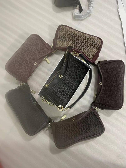 Aigner
90 dhs✅
with box
size 22cm

Zain26
♥️♥️♥️