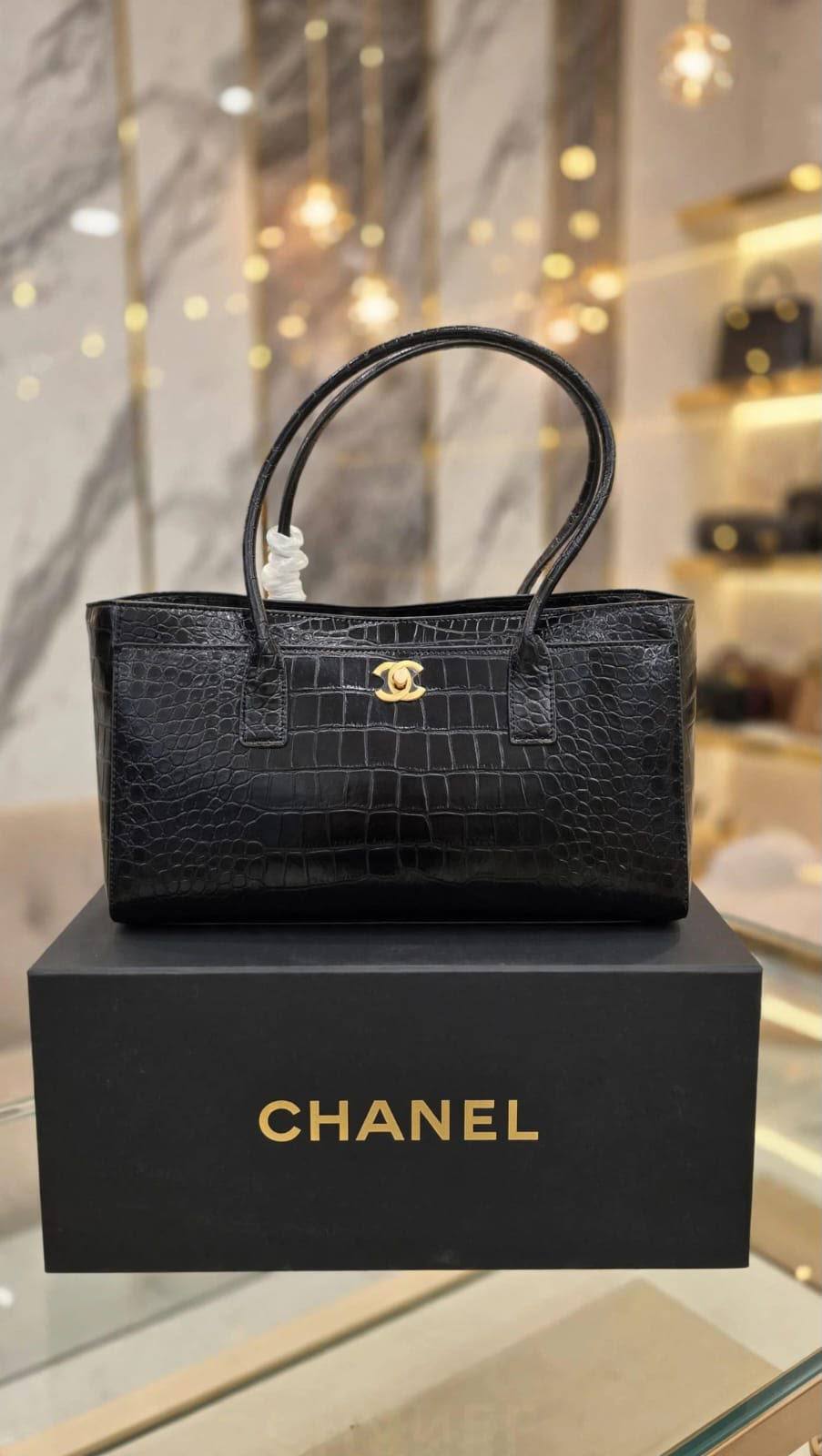 Chanel Croc ToT Bag 

35Cm 

With box 
Good Quality 
350 dhs🇦🇪🇦🇪🇦🇪

Zain131
♥️♥️♥️