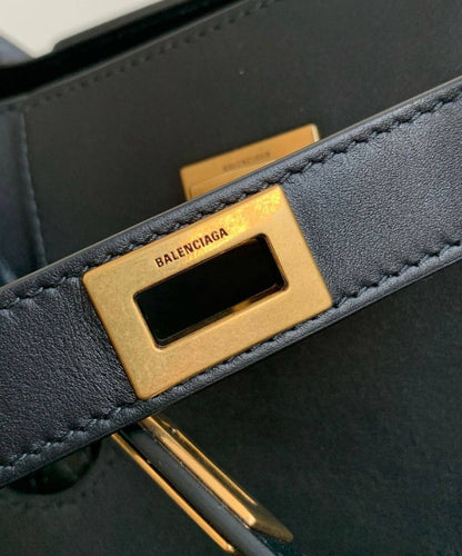 BALENCIAGA
 COPY ONE 
250 dhs🇦🇪

Zain39
♥️♥️♥️