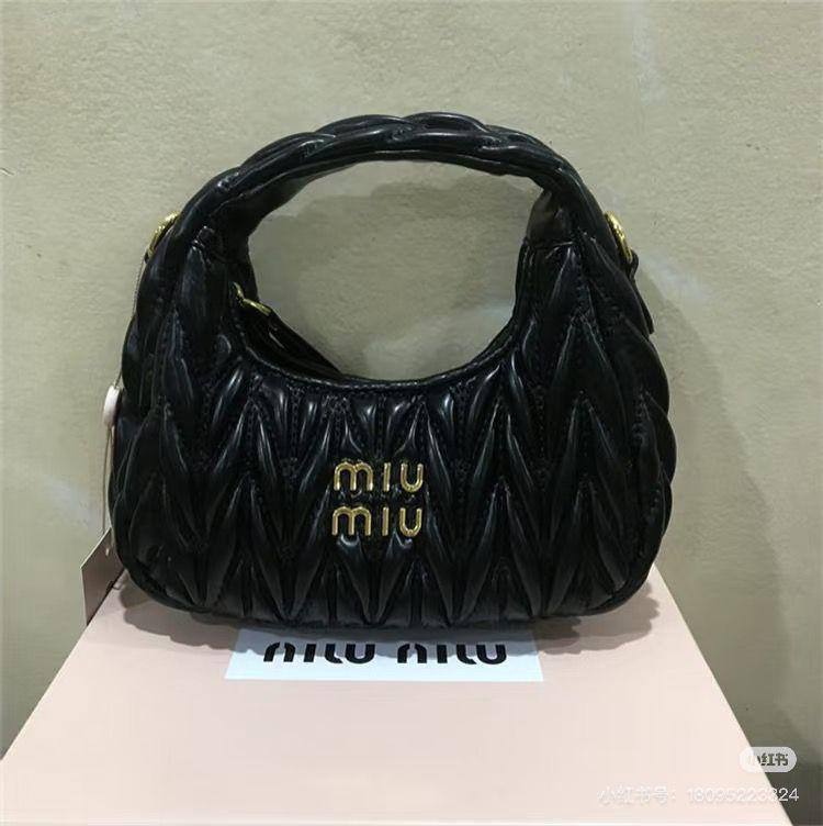 MIU MIU 

25*18*7 cm

100 dhs🇦🇪

With box

Zain17 
♥️♥️♥️