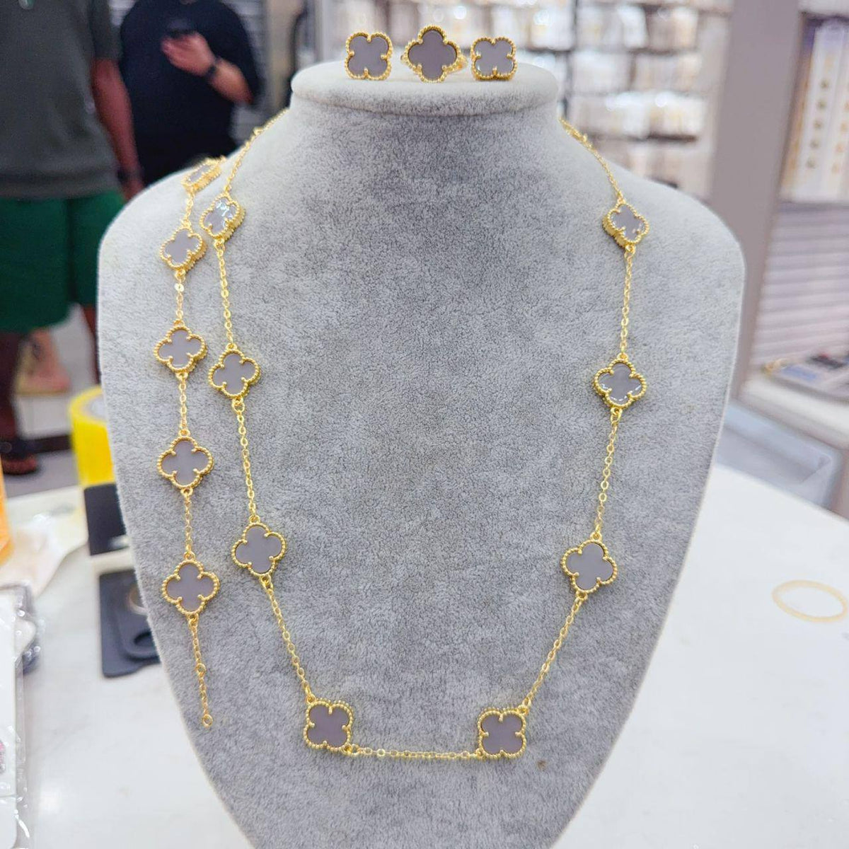 VCA set💥
Stainless steel SET 💯
Necklace ❤️‍🩹
Earring 🍁
Breslat ❣️
Ring 💍 free size
With normal boxes 📦 
And paper bag 🛍️
75 dhs🇦🇪🇦🇪🇦🇪


With master box 🗃️ 
110 dhs🇦🇪🇦🇪🇦🇪

Zain216
♥️♥️♥️
