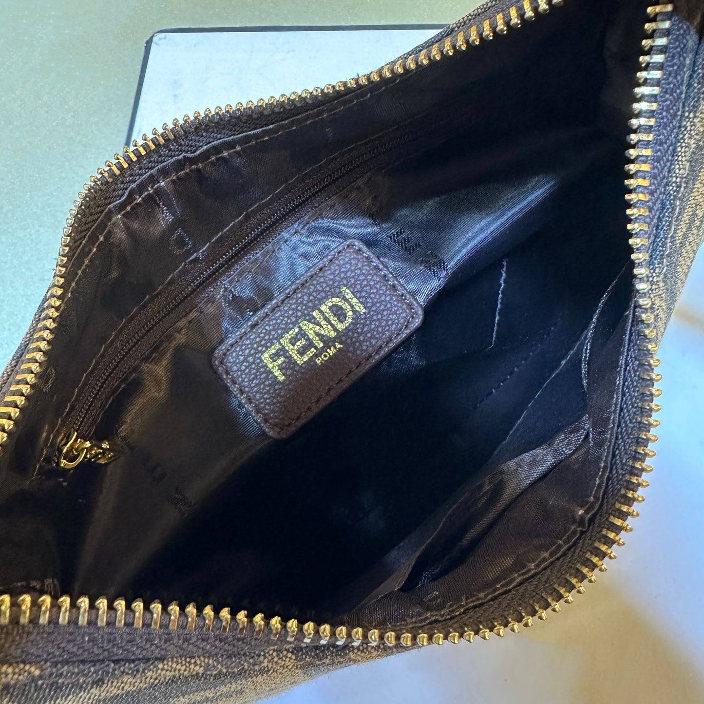 FENDI 
 GOOD QUALITY
WITH BOX 
95 dhs✅

Zain295
♥️♥️♥️